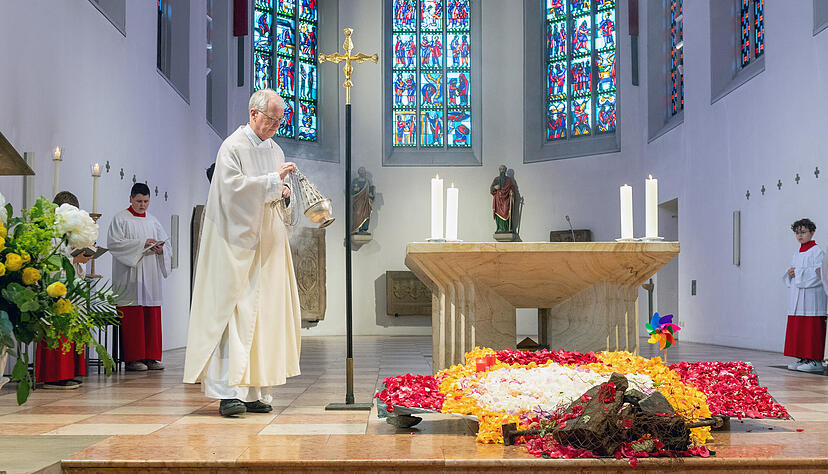 Der katholische Pfarrer Roland Rossnagel, hier an Fronleichnam 2024, empfindet es als Erleichterung, wenn er von Verwaltungsaufgaben entlastet wird. Der katholische Pfarrer Roland Rossnagel, hier an Fronleichnam 2024, empfindet es als Erleichterung, wenn er von Verwaltungsaufgaben entlastet wird.