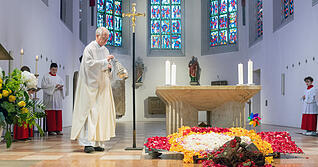 Der katholische Pfarrer Roland Rossnagel, hier an Fronleichnam 2024, empfindet es als Erleichterung, wenn er von Verwaltungsaufgaben entlastet wird.