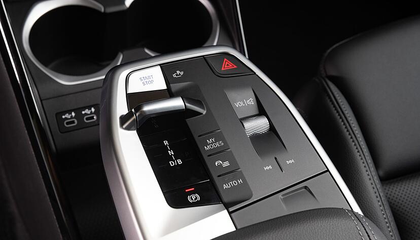 BMW hat im iX1 den ikonischen i-Drive-Kontroller auf der Mittelkonsole ausgemustert und stattdessen eine bequemere Armauflage konstruiert.