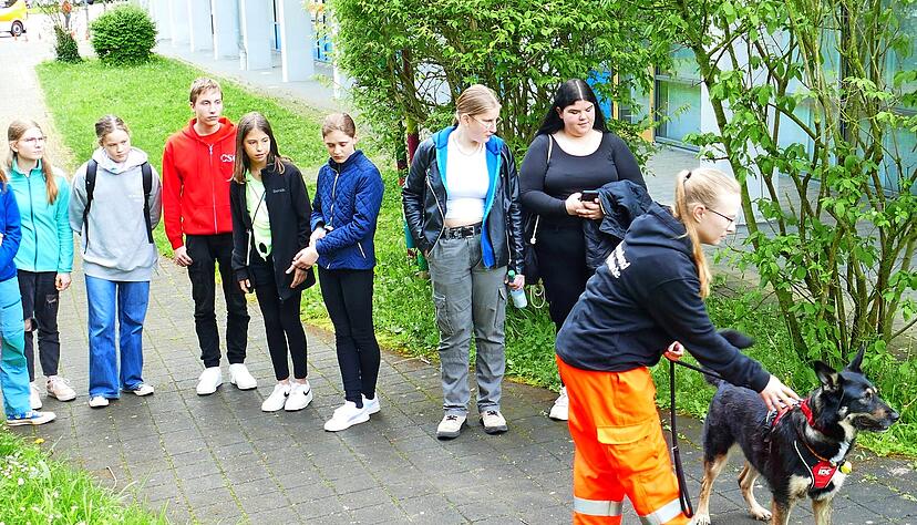 Die Workshops gaben den Teilnehmern auch Einblicke in die Arbeit anderer Hilfsorganisationen wie die der Rettungshundestaffel Unterland.
Foto: Harald Schmidt