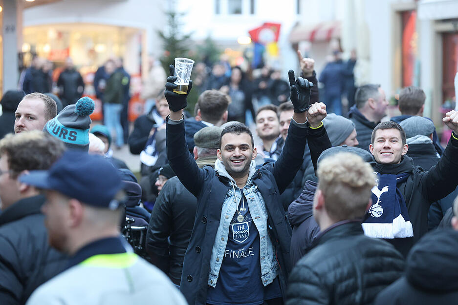 Fußball-Fans von Tottenham Hotspur und der TSG 1899 Hoffenheim feiern in Sinsheim.