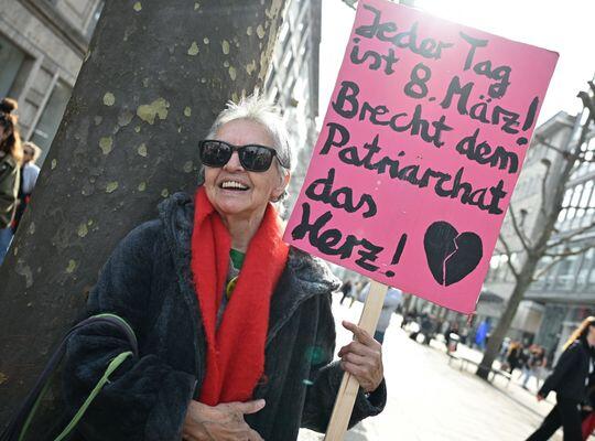 Die 86-j&auml;hrige Doris Wiesner nimmt auf dem Schlossplatz Stuttgart an einer Versammlung anl&auml;sslich des Internationalen Frauentags teil.