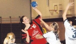 Die Beilsteinerin Elena Koch beim Versuch, die Abwehr der HSG Frankenbach/Neckarartach zu &uuml;berwerfen. Beilstein siegte deutlich.Foto: Werner Kuhnle