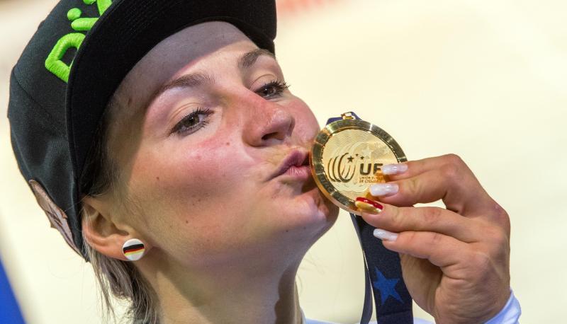Kristina Vogel küsst ihre Goldmedaille. Foto: Jens Büttner Kristina Vogel küsst ihre Goldmedaille. Foto: Jens Büttner