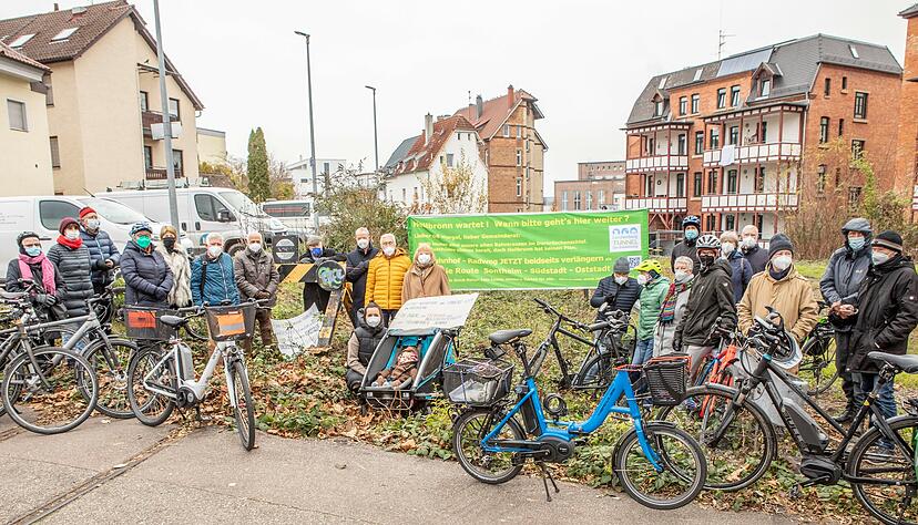 Demo mit Rädern für den Ausbau eines autofreien Rad- und Fußwegs: Am alten Südbahnhof zeigen Bürger, wo eine Bahnbrache umgenutzt werden kann. Foto: Helmut Melchert