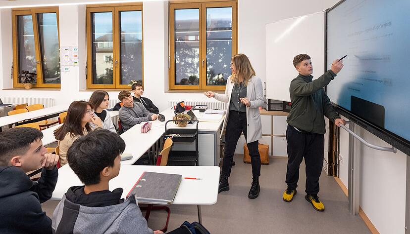 Verben konjugieren, Pronomen, Grammatik: Carina Weber unterrichtet die Vorbereitungsklasse eins an der Dammrealschule. Hier lernen zwölf- bis vierzehnjährige Schüler aller Nationalitäten von Grund auf die deutsche Sprache. 
Foto: Mario Berger Verben konjugieren, Pronomen, Grammatik: Carina Weber unterrichtet die Vorbereitungsklasse eins an der Dammrealschule. Hier lernen zwölf- bis vierzehnjährige Schüler aller Nationalitäten von Grund auf die deutsche Sprache. 
Foto: Mario Berger