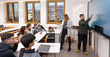Verben konjugieren, Pronomen, Grammatik: Carina Weber unterrichtet die Vorbereitungsklasse eins an der Dammrealschule. Hier lernen zwölf- bis vierzehnjährige Schüler aller Nationalitäten von Grund auf die deutsche Sprache. 
Foto: Mario Berger