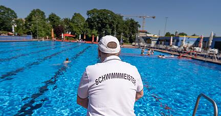 Ein Schwimmmeister überwacht ein Freibad in Hessen. Ein Schwimmmeister überwacht ein Freibad in Hessen.