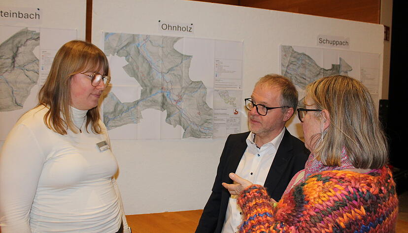 Andreas und Susanne R&ouml;ger informieren sich bei Lena Forster, Mitarbeiterin im Pfedelbacher Bauamt (links) Foto: Stefanie Jani