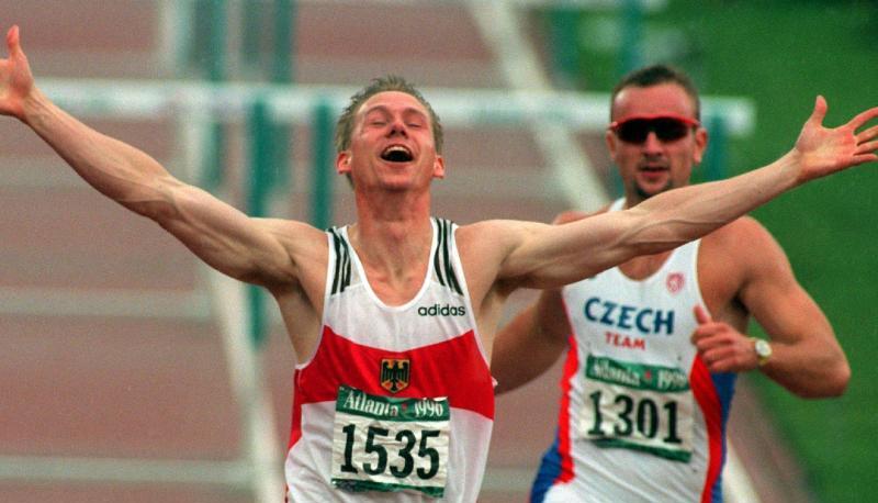 Frank Busemann (l) jubelt bei den Olympischen Spielen 1996 in Atlanta.