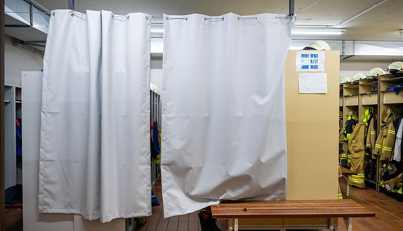 Lediglich mit einem provisorisch angebrachten Vorhang ist der Umkleidebereich der Frauen abgetrennt.