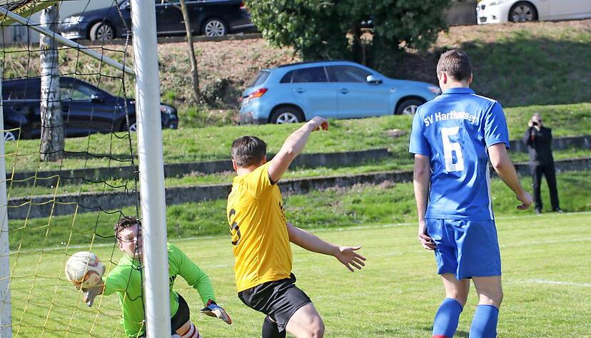 Oberkessach bot Harthausen einen gro&szlig;en Kampf, verlor aber mit 2:5. Torh&uuml;ter Lukas Oechsner streckt sich beim 0:1 vergeblich.Foto: Marc Schmerbeck