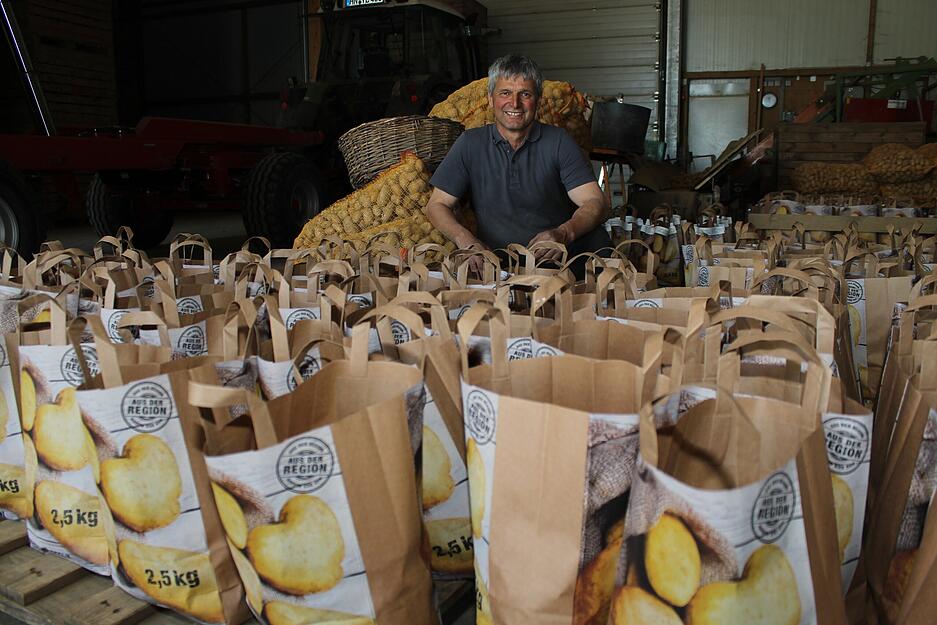 Fr&uuml;hkartoffeln, so weit das Auge reicht: Bauern-Obmann Klaus Moser pr&auml;sentiert die frische Ernte.