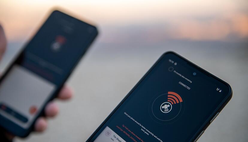 Kein Netz, was macht wohl der Satellit? Zwei Telefone des Herstellers Bullitt nehmen Kontakt zum Inmarsat-Satelliten auf.