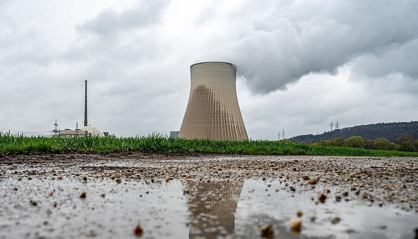 Wasserdampf steigt aus dem K&uuml;hlturm des Kernkraftwerks Isar 2.