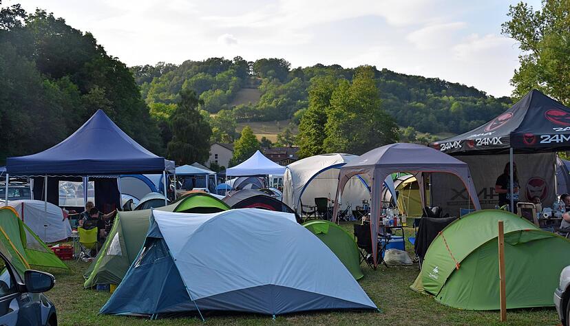 Ausgebucht ist der Zeltplatz, der direkt an das Festivalgel&auml;nde anschlie&szlig;t. Das Camping-Gef&uuml;hl geh&ouml;rt zum Festival ausdr&uuml;cklich mit dazu.