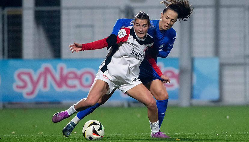 Marta Cazalla (hinten) hat gegen Frankfurt ein Spiel ohne Fehl und Tadel absolviert. Die spanische Innenverteidigerin leistete sich aber einen mentalen Aussetzer, der zum 1:0-Siegtreffer der Eintracht per Handelfmeter f&uuml;hrte.
Foto: Imago/Eibner