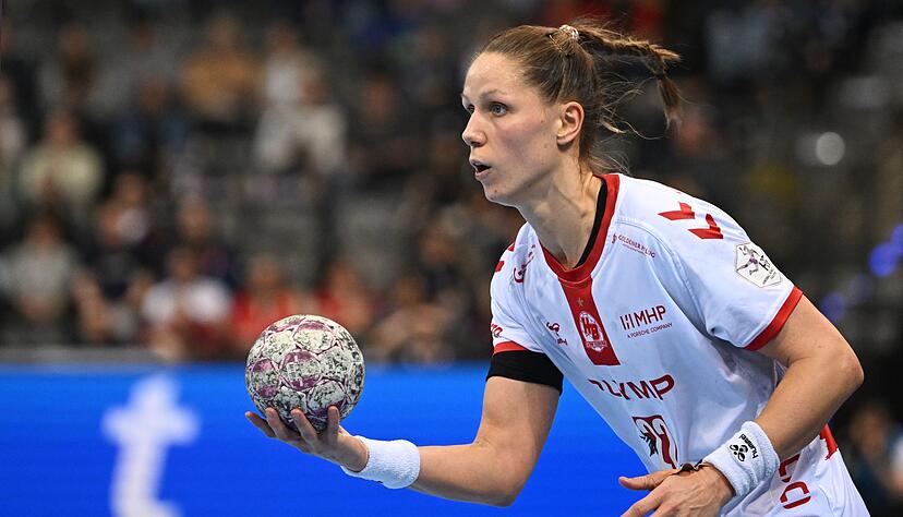 Ausgebuht und Stinkefinger: Xenia Smits bekommt die hitzige Stimmung zu spüren.