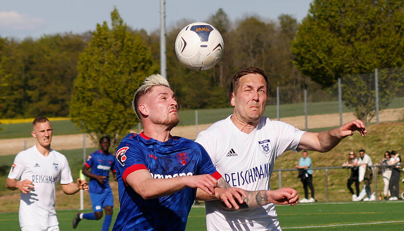 Mit Lorenz Minder (links) verl&auml;sst einer der dienst&auml;ltesten Spieler des FSV Hollenbach im Sommer den Verein.