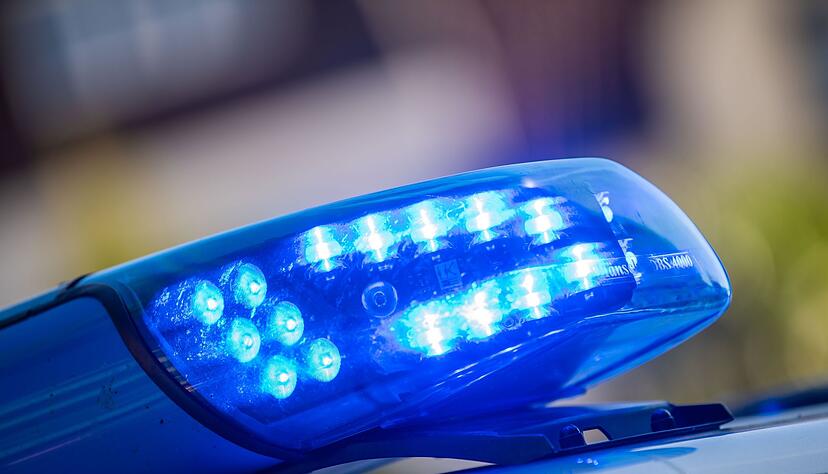 Ein Blaulicht leuchtet auf dem Dach eines Streifenwagens der Polizei. Ein Blaulicht leuchtet auf dem Dach eines Streifenwagens der Polizei.