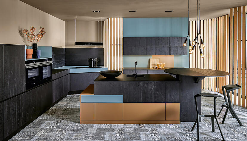 Ein Mix aus unterschiedlichen Farben und Materialien macht die Küche individuell und dennoch gemütlich. Foto: D&S Küchenstudio Ein Mix aus unterschiedlichen Farben und Materialien macht die Küche individuell und dennoch gemütlich. Foto: D&S Küchenstudio