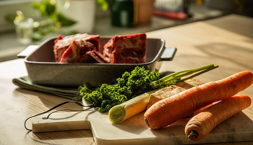 F&uuml;r den So&szlig;enansatz: Bei einem Schmorgericht kommt das Gem&uuml;se wie M&ouml;hren, Sellerie und Lauch in die Bratr&uuml;ckst&auml;nde, die sich beim Anbraten des Fleisches im Fett gebildet haben.