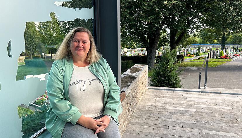 Juliane Drotleff bietet einmal im Monat auf dem Eppinger Hauptfriedhof eine sogenannte Trauerbank an: ein Treffpunkt für unverbindliche Gespräche.
Foto: Ulrike Plapp-Schirmer
