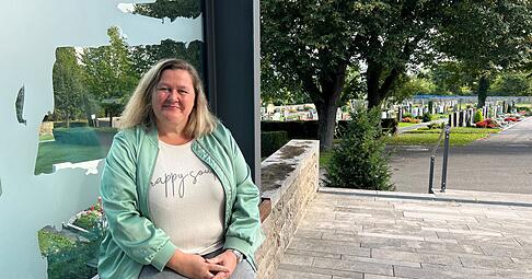 Juliane Drotleff bietet einmal im Monat auf dem Eppinger Hauptfriedhof eine sogenannte Trauerbank an: ein Treffpunkt für unverbindliche Gespräche.
Foto: Ulrike Plapp-Schirmer Juliane Drotleff bietet einmal im Monat auf dem Eppinger Hauptfriedhof eine sogenannte Trauerbank an: ein Treffpunkt für unverbindliche Gespräche.
Foto: Ulrike Plapp-Schirmer