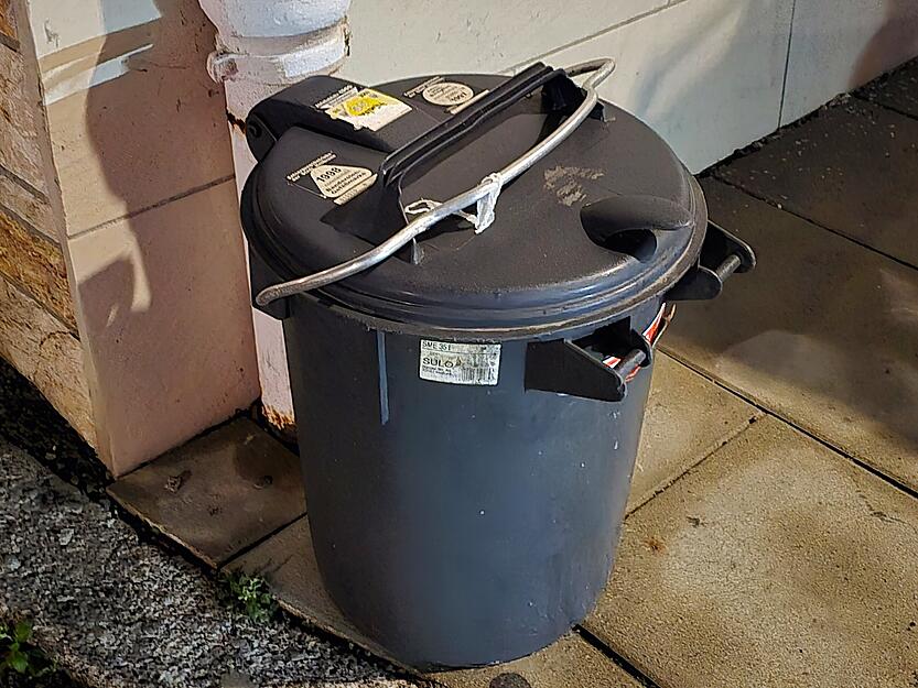 M&uuml;lltonnen-Chaos in Heilbronn: Alte Tonnen blockieren zum Teil Gehwege