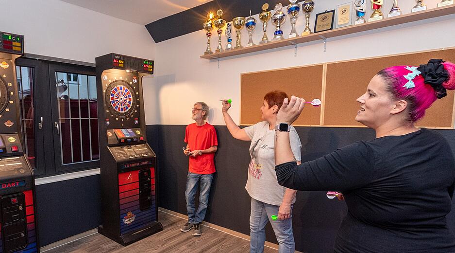 Treffen wieder möglich: Jenny Hermen (vorne) und Heike Fischer liefern sich im Fuchsbau ein Darts-Duell.