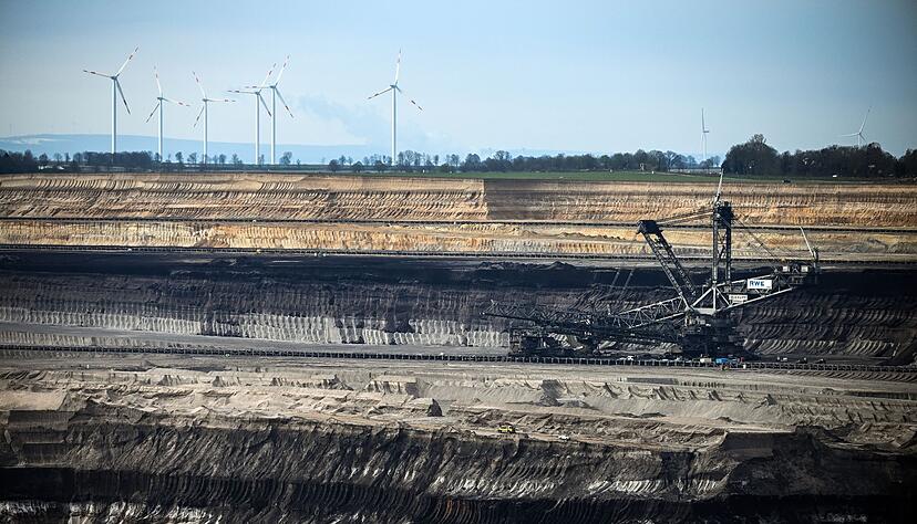Ein Braunkohletagebau Garzweiler: In Westdeutschland seien laut Umfrage fast zwei Drittel der Menschen bereit, auf Energie aus Russland zu verzichten. Ein Braunkohletagebau Garzweiler: In Westdeutschland seien laut Umfrage fast zwei Drittel der Menschen bereit, auf Energie aus Russland zu verzichten.