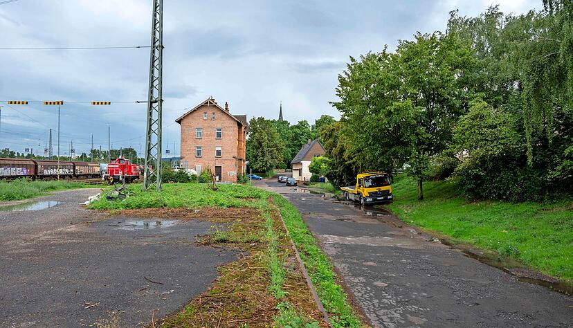 Blick auf den s&uuml;dlichen Teil des B&ouml;ckinger Bahnbogens mit leerstehenden Geb&auml;uden und der Spitze der Stadtkirche. F&uuml;r rund 5,6 Millionen Euro soll der etwa 600 Meter lange Streifen unterhalb der Leonhardstra&szlig;e (rechts) gestaltet werden.
Foto: Christiana Kunz