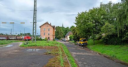 Blick auf den südlichen Teil des Böckinger Bahnbogens mit leerstehenden Gebäuden und der Spitze der Stadtkirche. Für rund 5,6 Millionen Euro soll der etwa 600 Meter lange Streifen unterhalb der Leonhardstraße (rechts) gestaltet werden.
Foto: Christiana Kunz Blick auf den südlichen Teil des Böckinger Bahnbogens mit leerstehenden Gebäuden und der Spitze der Stadtkirche. Für rund 5,6 Millionen Euro soll der etwa 600 Meter lange Streifen unterhalb der Leonhardstraße (rechts) gestaltet werden.
Foto: Christiana Kunz