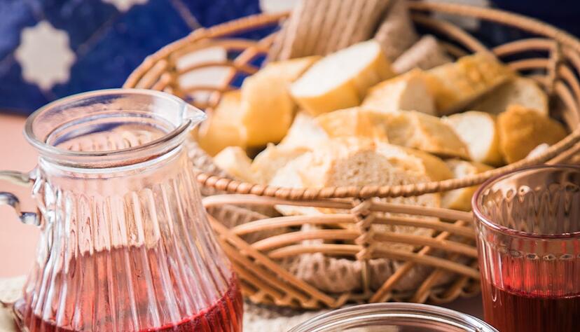 Wer Inspiration für Amuse-Gueules sucht, wird in den Mittelmeerküchen fündig. Eine Idee: Oliventapenade mit Zitronenzesten, Baguette und Roséwein.