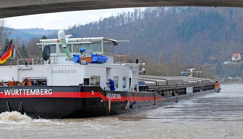 Die Versicherung von Containerschiffen (wie hier auf dem Neckar) gehört seit Jahren zum Kerngeschäft der Allianz Esa aus Bad Friedrichshall. Nun kommen technische Versicherungen dazu.
Foto: Archiv Die Versicherung von Containerschiffen (wie hier auf dem Neckar) gehört seit Jahren zum Kerngeschäft der Allianz Esa aus Bad Friedrichshall. Nun kommen technische Versicherungen dazu.
Foto: Archiv