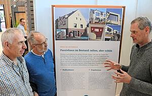 Joachim Schröder (rechts) leitet das Klima-Zentrum des Kreises und berät hier Rolf Schukraft (links) und Karl Wirth.