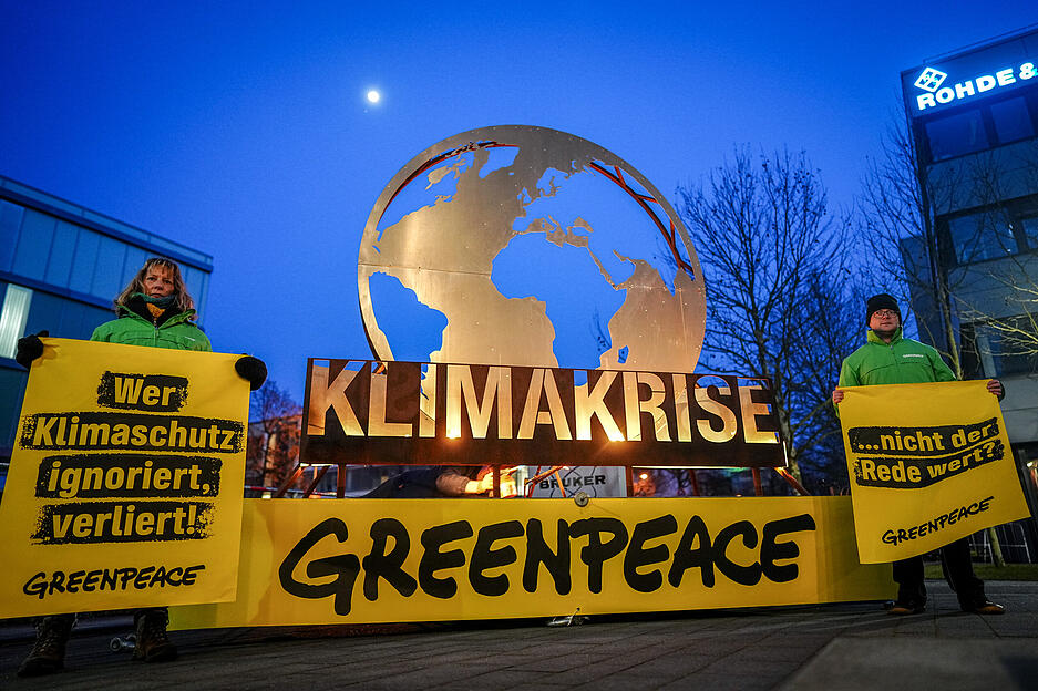 Greenpeace-Aktivisten haben sich vor dem Studio mit Bannern mit der Aufschrift "Klimakrise" versammelt. Greenpeace-Aktivisten haben sich vor dem Studio mit Bannern mit der Aufschrift "Klimakrise" versammelt.