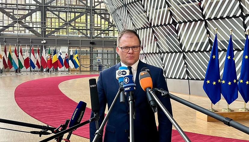 Bundesumweltminister Carsten Schneider (SPD) wirbt für das Ziel, die Emissionen in den nächsten 15 Jahren um 90 Prozent im Vergleich zu 1990 zu senken. Bundesumweltminister Carsten Schneider (SPD) wirbt für das Ziel, die Emissionen in den nächsten 15 Jahren um 90 Prozent im Vergleich zu 1990 zu senken.