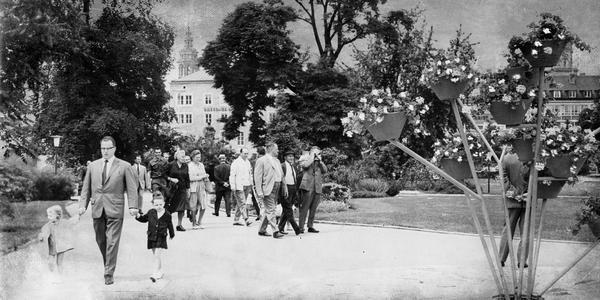 Juli 1965. Mildes Sommerwetter am Wochenende lädt zur Erholung in die Heilbronner Grünanlage in der Innenstadt ein.