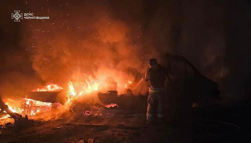 In Tschernihiw im Norden der Ukraine hat das russische Milit&auml;r erneut Energieanlagen angegriffen und besch&auml;digt.