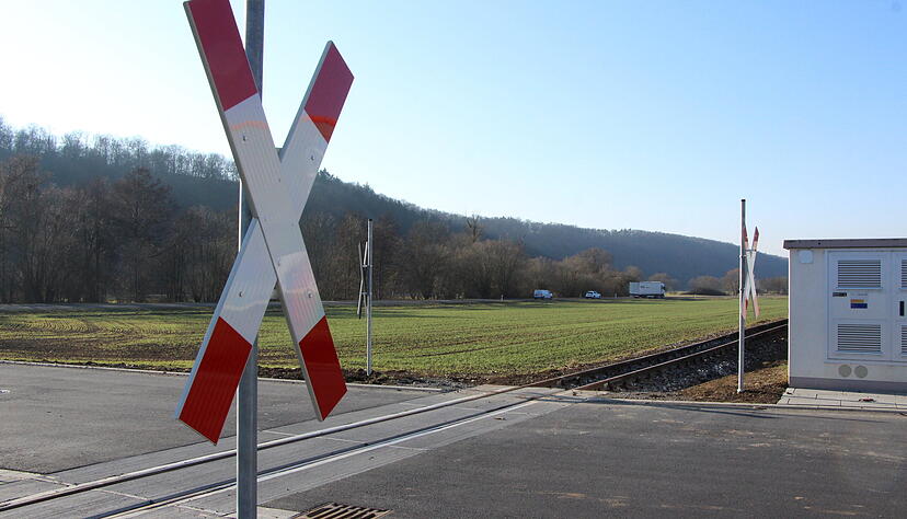 Ganz unauff&auml;llig in die Stra&szlig;e eingelassen: Der neue Bahn&uuml;bergang in der Marie-Curie-Stra&szlig;e ist inzwischen fertiggestellt.