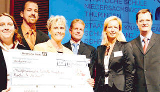 Insgesamt hatten 260 Schulen aus ganz Deutschland bei der Bundesinitiative um den Seneca-Award mitgemacht. Eines der 25 prämierten Projekte wurde an der Kaufmännischen Schule Künzelsau entwickelt. (Foto: privat) Insgesamt hatten 260 Schulen aus ganz Deutschland bei der Bundesinitiative um den Seneca-Award mitgemacht. Eines der 25 prämierten Projekte wurde an der Kaufmännischen Schule Künzelsau entwickelt. (Foto: privat)