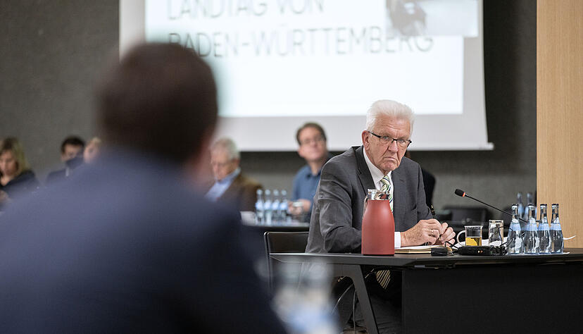 Winfried Kretschmann sitzt im Bürger- und Medienzentrum als Zeuge im Untersuchungsausschuss zur sogenannten Polizei-Affäre.