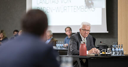 Winfried Kretschmann sitzt im Bürger- und Medienzentrum als Zeuge im Untersuchungsausschuss zur sogenannten Polizei-Affäre.