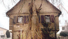 Das Häuschen an der Mangoldsaller Sallstraße teilt den Zufahrtsweg zu einem kleinen Wohngebiet. Das Häuschen an der Mangoldsaller Sallstraße teilt den Zufahrtsweg zu einem kleinen Wohngebiet.