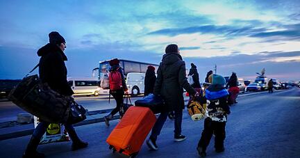 Flüchtlinge kommen am Abend über die ukrainisch-polnische Grenze in Medyka. Flüchtlinge kommen am Abend über die ukrainisch-polnische Grenze in Medyka.