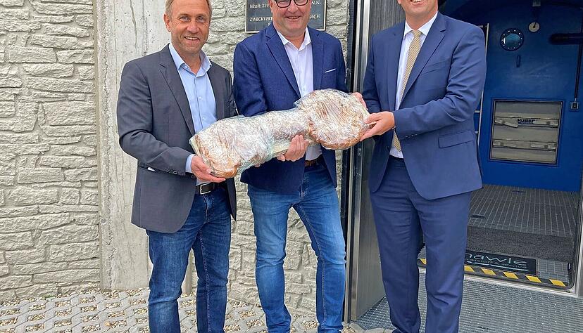 Zur offiziellen Einweihung des Hochbehälters übergibt Andreas Besch (links) vom Bad Uracher Unternehmen Fritz Planung einen Schlüssel aus Hefeteig an OB Sebastian Frei (rechts) und Zweckverbandsleiter Alexander Freygang. Zur offiziellen Einweihung des Hochbehälters übergibt Andreas Besch (links) vom Bad Uracher Unternehmen Fritz Planung einen Schlüssel aus Hefeteig an OB Sebastian Frei (rechts) und Zweckverbandsleiter Alexander Freygang.