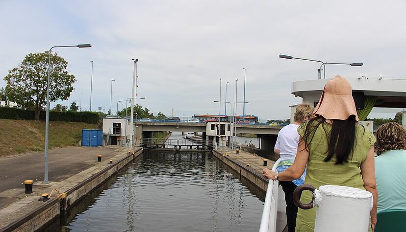 Ein Höhepunkt der Hafenrundfahrt mit der Neckarbummler in Heilbronn ist die Schleusung. Hier überwindet das Schiff einen Höhenunterschied von 3,20 Meter.
