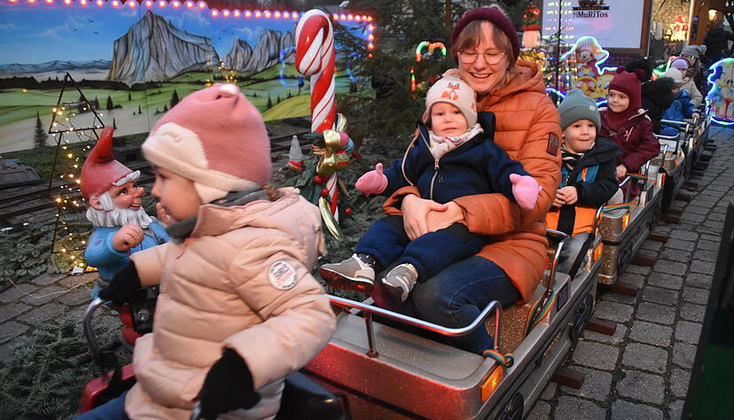 In Bretzfeld gibt es heuer - &auml;hnlich wie in &Ouml;hringen - ein kleines B&auml;hnle. Eltern von kleinen Kindern sind hellauf begeistert, ebenso wie Kleinsten selbst.