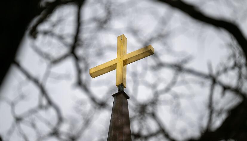 Automatische Abz&uuml;ge: Je nach Bundesland flie&szlig;en 8 oder 9 Prozent der Einkommensteuer als Kirchensteuer ans Finanzamt.